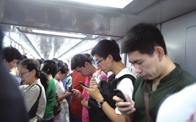 北京地鐵6號(hào)線,一名上班族利用乘車時(shí)間進(jìn)餐。京華時(shí)報(bào)記者陶冉攝