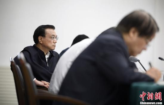 李克強在赤峰主持召開部分企業(yè)與金融機構(gòu)負責人座談會。