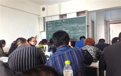 5月6日，大慶市，油田實(shí)行招工考試后，出現(xiàn)了各種考前輔導(dǎo)班。