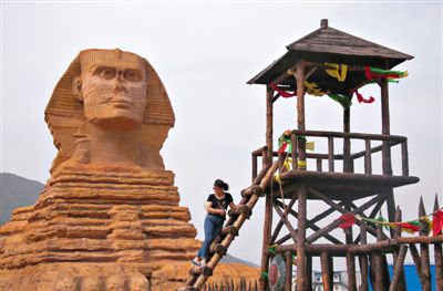 一游客在河北石家莊某地的“獅身人面像”前。