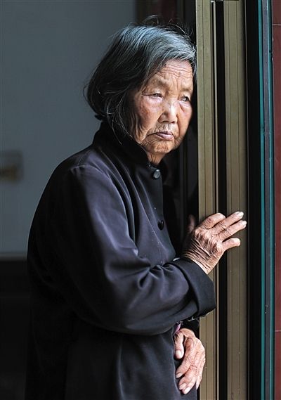 為了能“睡棺木”土葬，潘秀英四次喝農(nóng)藥自殺，后被搶救過來。