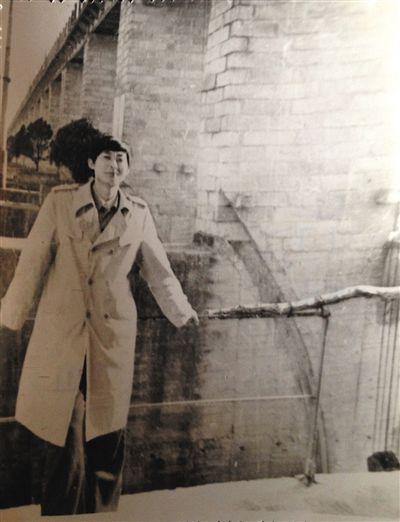 1995年，于英生在蚌埠淮河閘上留影。