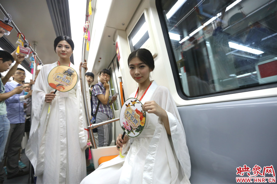 乘著龍舟“穿越”到鄭州的兩位古裝美女。