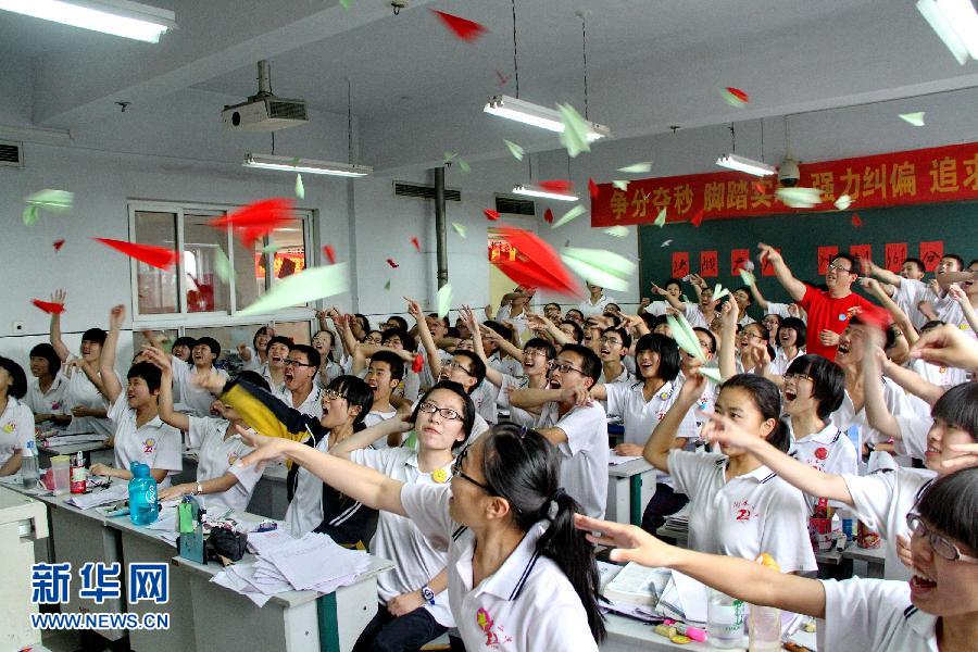  6月3日，河北省衡水市第二中學(xué)高三學(xué)生在教室里用扔紙飛機(jī)的方式舒緩心情。