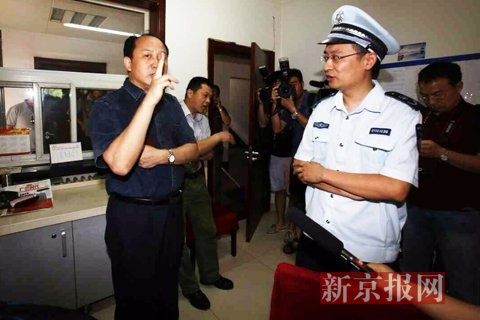 國家文物局的一名工作人員正在與執(zhí)法人員對峙。新京報記者 高瑋 攝