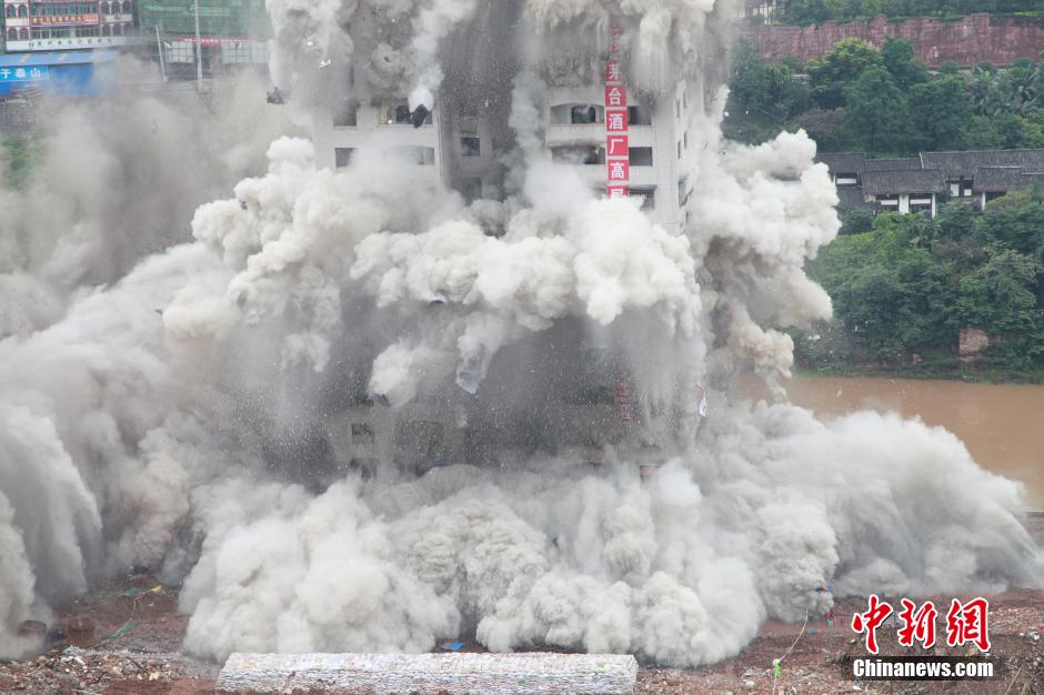 6月6日13時，貴州仁懷茅臺大橋及鐘樓整體爆破成功。
