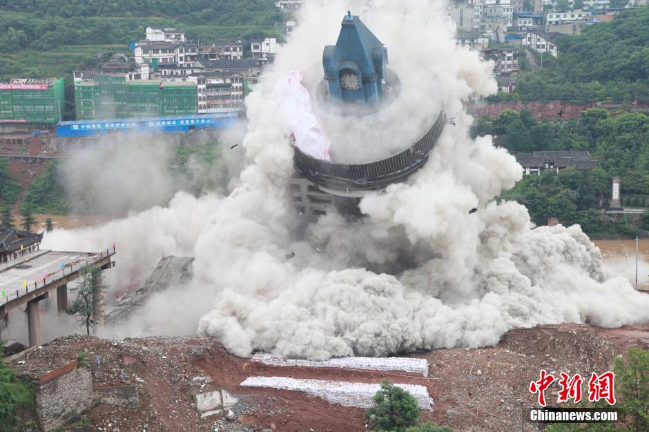 6月6日13時，貴州仁懷茅臺大橋及鐘樓整體爆破成功。