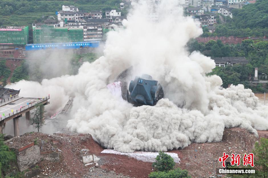 6月6日13時，貴州仁懷茅臺大橋及鐘樓整體爆破成功。