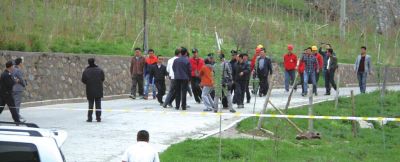 上圖：工廠保安拒絕外人入內(nèi)。下圖：工作人員戴上防護(hù)面具進(jìn)入現(xiàn)場(chǎng)?！把胍曅侣劇蔽⒉? width=