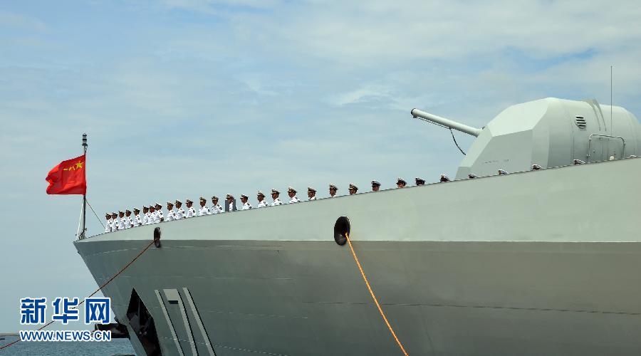 6月9日，在三亞某軍港，海口艦準(zhǔn)備起航。
