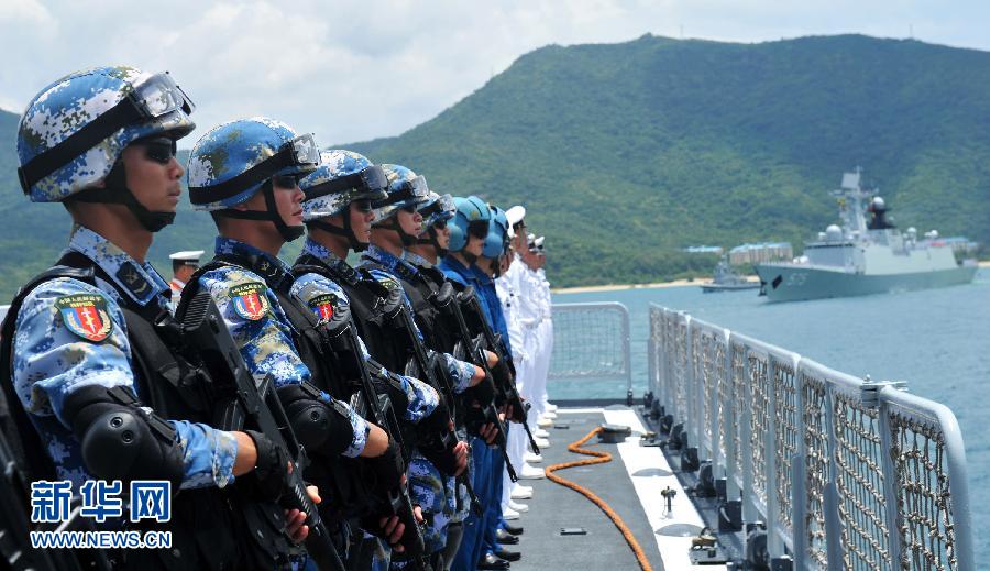 6月9日，在三亞某軍港，?？谂灩俦半S艦出海的特戰(zhàn)隊(duì)員離開碼頭。