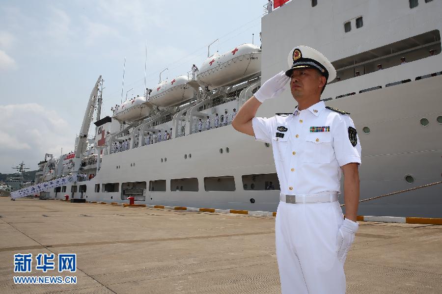  6月9日，在浙江舟山某軍港，和平方舟醫(yī)院船船長章榮華請示起航。
