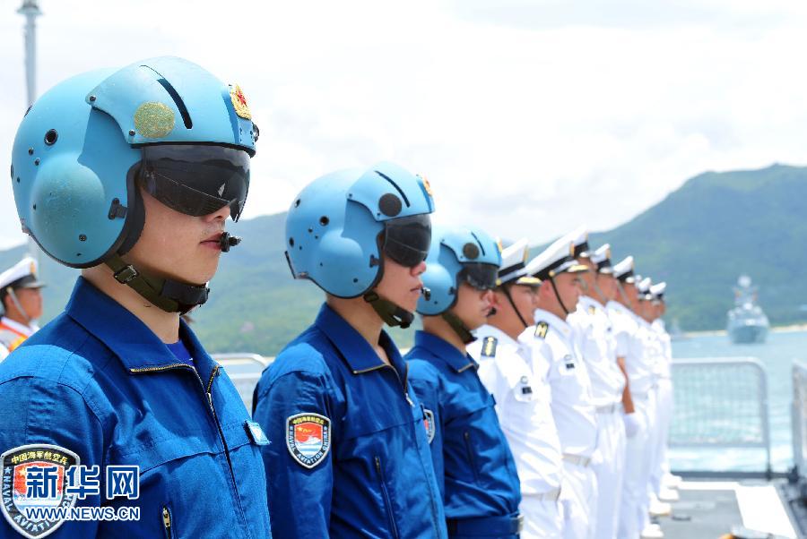  6月9日，在三亞某軍港，隨?？谂瀰⒀莸呐炤d直升機(jī)飛行員整裝待發(fā)。
