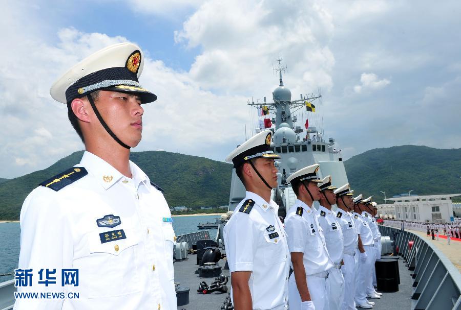 6月9日，在三亞某軍港，海口艦官兵在艦艏列隊(duì)。