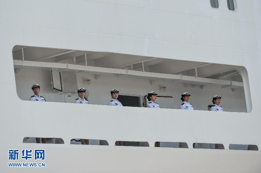  6月9日，在浙江舟山某軍港，和平方舟醫(yī)院船上的海軍官兵列隊(duì)與港口送行人員告別。