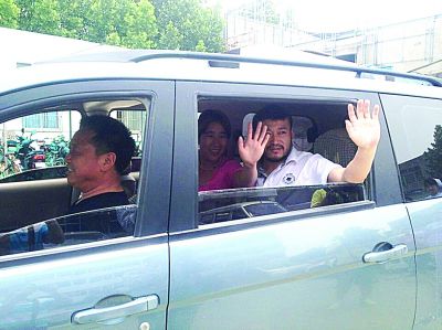 孫正龍和妻子、家人，揮手和醫(yī)護人員告別。張凌飛