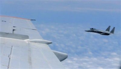 國防部網(wǎng)站12日公布的視頻截圖,日本F-15軍機(jī)從中國圖-154機(jī)頭方向危險(xiǎn)切入,兩者最近距離約30米左右。