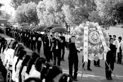 護(hù)送陣亡將士遺骸的隊(duì)伍緩緩走入殤墓園。