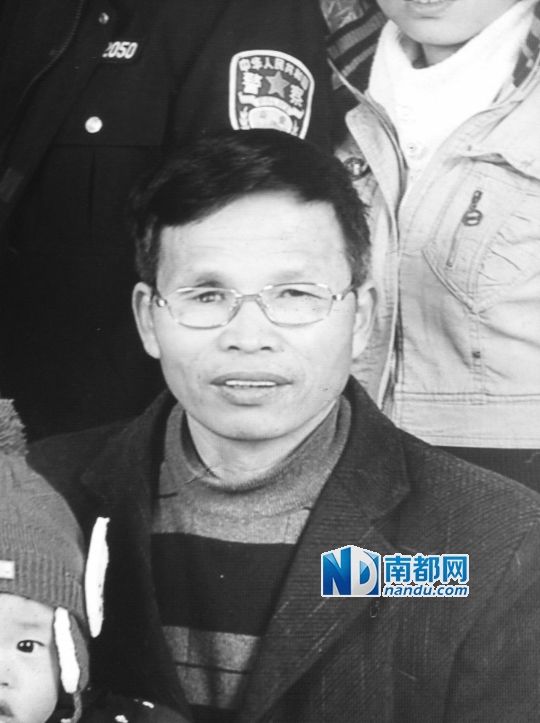  偷拍縣長收禮的萬載縣人汪冬根。