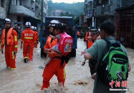 6月19日，短時(shí)強(qiáng)降雨導(dǎo)致福州長(zhǎng)樂市玉田鎮(zhèn)轄區(qū)內(nèi)多處被洪水圍困，大量人員被困。朱曉航 黃綠榮 圖/文
