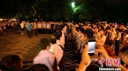 大批警力集中撤離現(xiàn)場。 王剛 攝