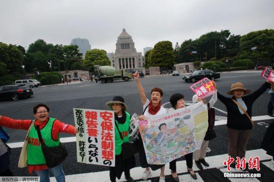 當(dāng)?shù)貢r(shí)間5月13日，日本示威者在位于東京的國會(huì)議事堂外高喊口號(hào)，反對日本政府計(jì)劃修憲以解禁自衛(wèi)權(quán)。