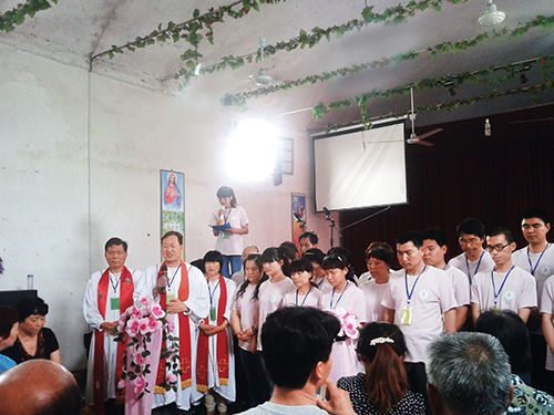 2013 年初，“全范圍教會”的信徒在參加集會。