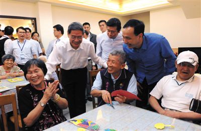 　昨日，張志軍前左二和陪同的新北市長朱立倫與老人們交談。