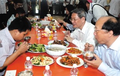 昨日中午，國臺辦主任張志軍（右二）在臺中市長胡志強(qiáng)的陪同下和盲校的孩子共進(jìn)午餐。當(dāng)晚，張志軍結(jié)束訪臺回京。 新華社發(fā)