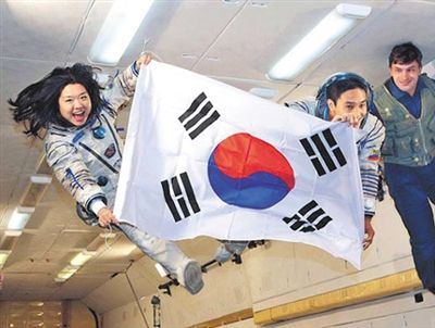 　2007年9月10日，李炤燕（左）在俄羅斯首都莫斯科接受零重力飛行訓(xùn)練。