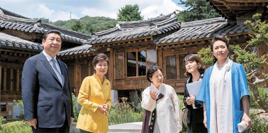 照片中左起分別是習(xí)近平、樸槿惠、家具博物館館長鄭美淑(音)、隨同翻譯、彭麗媛。