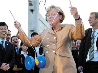 2007年8月27日，北京，默克爾正在玩扯鈴。