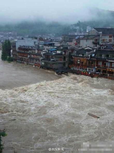 湖南鳳凰連降暴雨古城被淹 景區(qū)關(guān)閉全城停電 湖南鳳凰連降暴雨古城被淹 景區(qū)關(guān)閉全城停電