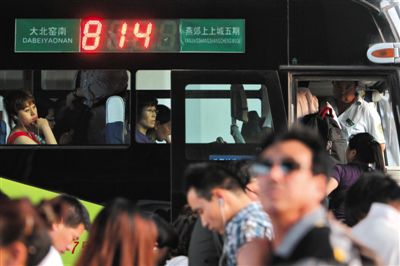 2014年5月22日,乘客在北京大北窯南乘坐開往燕郊的814路公交車。