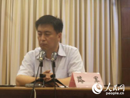 面對近百名記者，路軍當場哭泣，現(xiàn)場集體為遇難者默哀。