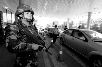 武警持槍警戒進駐檢查站。