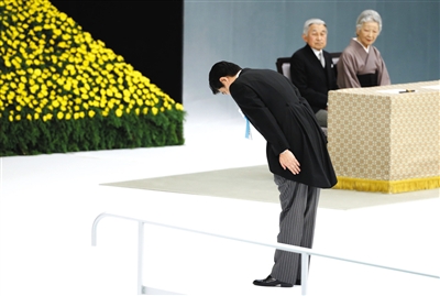 8月15日，日本東京舉行的“全國戰(zhàn)歿者追悼儀式”上，日本首相安倍晉三向戰(zhàn)歿者鞠躬致意。