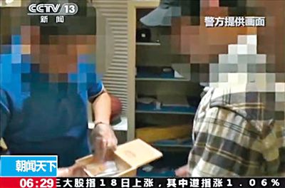 8月14日，警方從房祖名位于北京的住所搜出百余克大麻，房祖名（右）將部分毒品存放在這個木盒中。