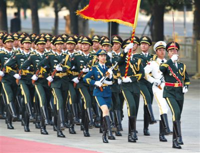 昨日，151人最大陣容的三軍儀仗隊(duì)，著新式禮賓服接受檢閱。這也是解放軍儀仗隊(duì)、軍樂團(tuán)新式禮賓服首次亮
