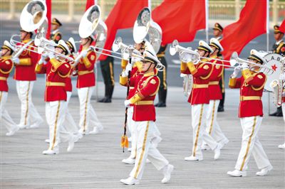 昨日，紅白相配的解放軍軍樂團(tuán)行進(jìn)演奏服亮相。杜洋 攝