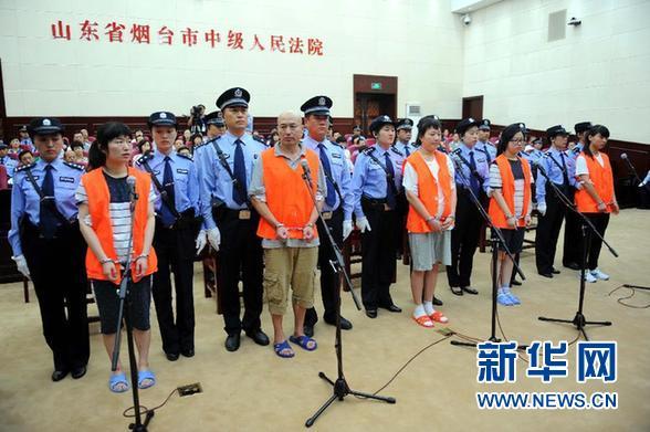 8月21日，被告人張帆、張立冬、呂迎春、張航、張巧聯(lián)到庭。法庭逐一核對被告人身份。