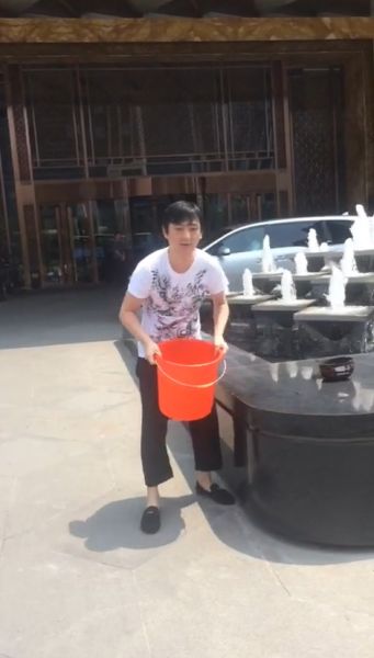 王思聰在進(jìn)行冰桶挑戰(zhàn)。