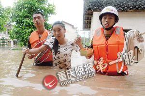 長壽區(qū)，消防官兵搜救被困群眾。
