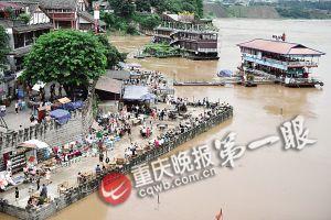 沙坪壩區(qū)磁器口，江水逼近休閑平臺。