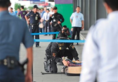 當?shù)貢r間9月1日，菲律賓國家調(diào)查局人員在馬尼拉國際機場破獲一起可疑汽車炸彈攻擊事件，逮捕4名嫌犯。