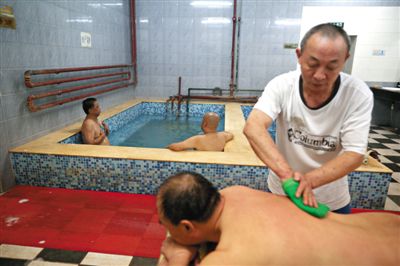 客人在搓澡。近日，百年歷史的鑫園浴池宣布將關(guān)張。新京報(bào)記者