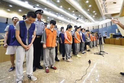 庭審現(xiàn)場。昨日，26名跨國電信詐騙嫌疑人在市一中院受審。