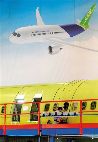 昨日，中國(guó)商飛總裝制造中心技術(shù)人員對(duì)接C919首架機(jī)的機(jī)體。新華社記者 丁汀 攝