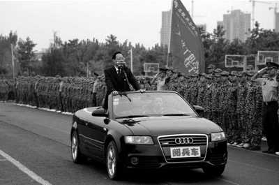 安徽新華學(xué)院院長(zhǎng)乘敞篷車“閱兵”場(chǎng)面。網(wǎng)絡(luò)截圖