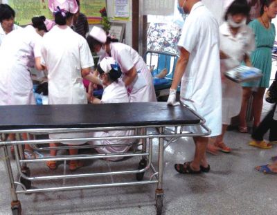 9月22日，在湖南省醴陵市第二醫(yī)院，爆炸事故傷員在接受救治（手機(jī)拍攝）。新華社發(fā)